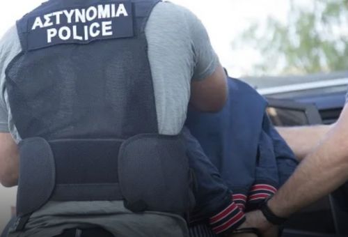 Χειροπέδες στον 18χρονο που επιτέθηκε σε...