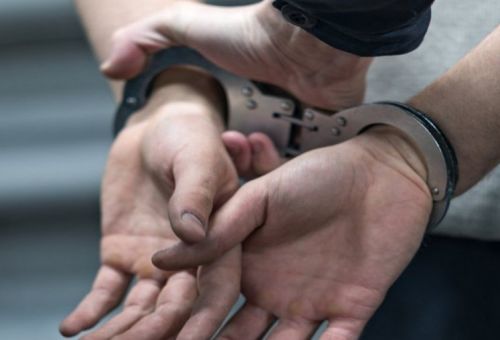 Έφευγαν «φορτωμένοι» από ανεγειρόμενη οι...