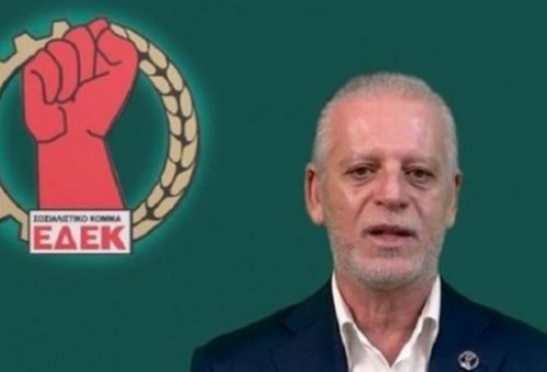 Απορρίπτει συσχέτιση της αποχώρησης από ...