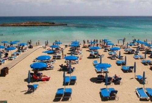 Η Κύπρος τάσσεται κατά της απαγόρευσης τουριστικής βίζας σε Ρώσους